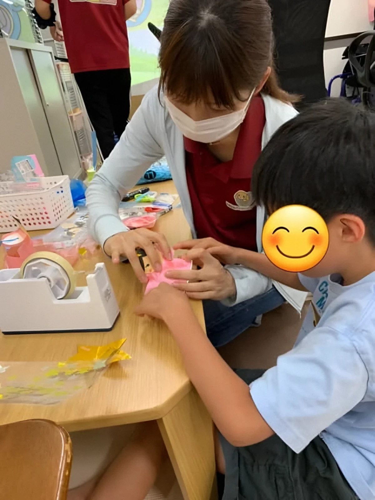 職員と一緒に工作をする様子