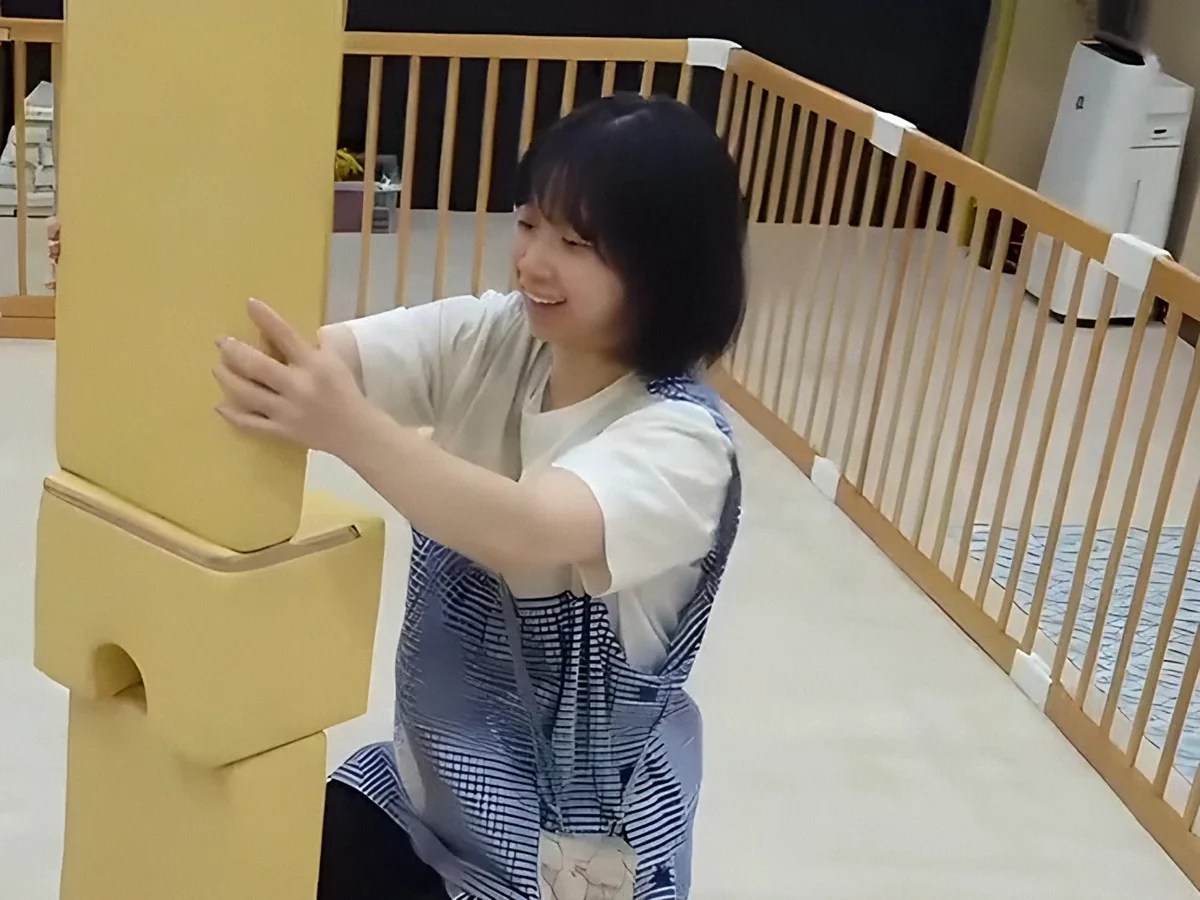 笑顔で子どもと積み木あそびをする保育士