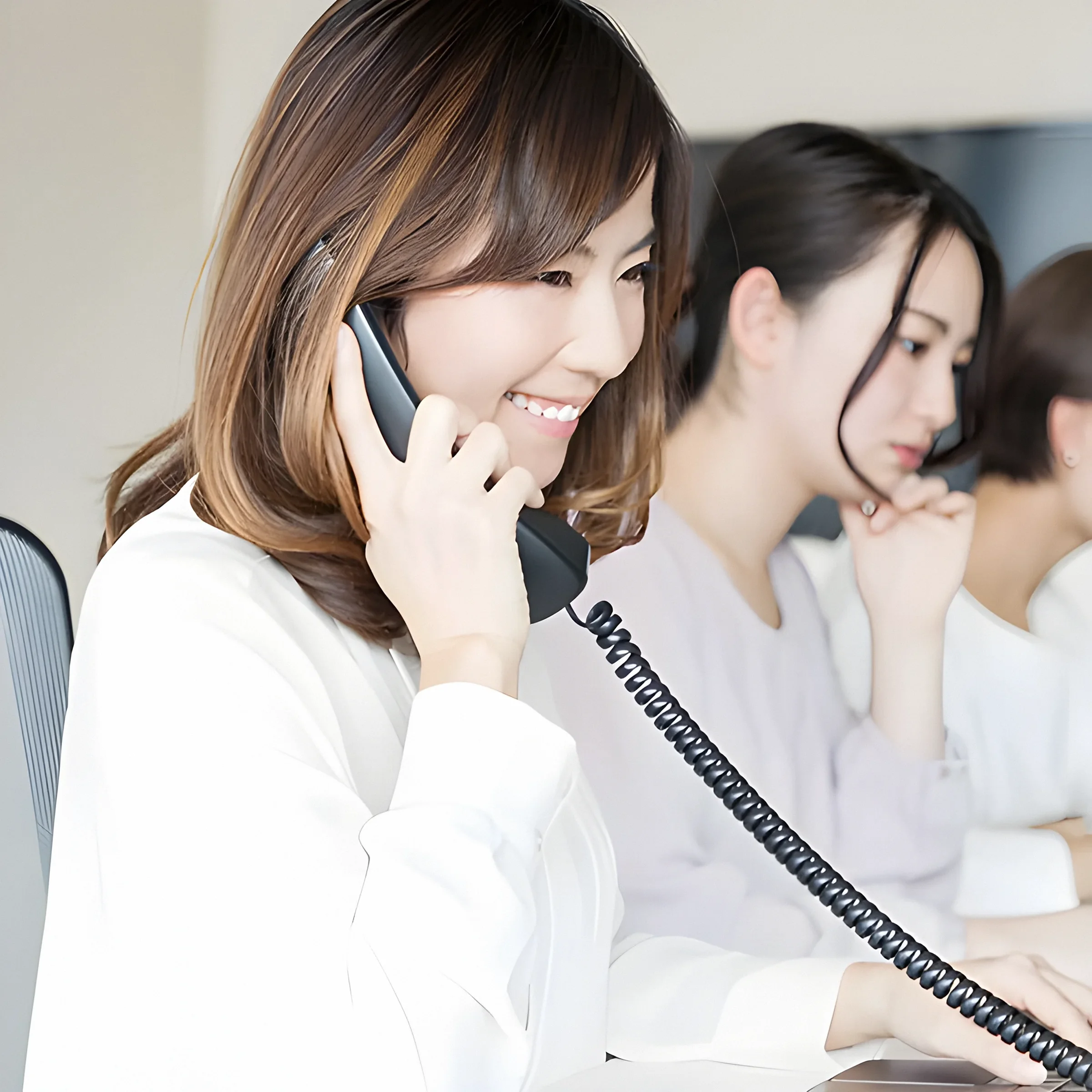 電話で対応するコールセンタースタッフ