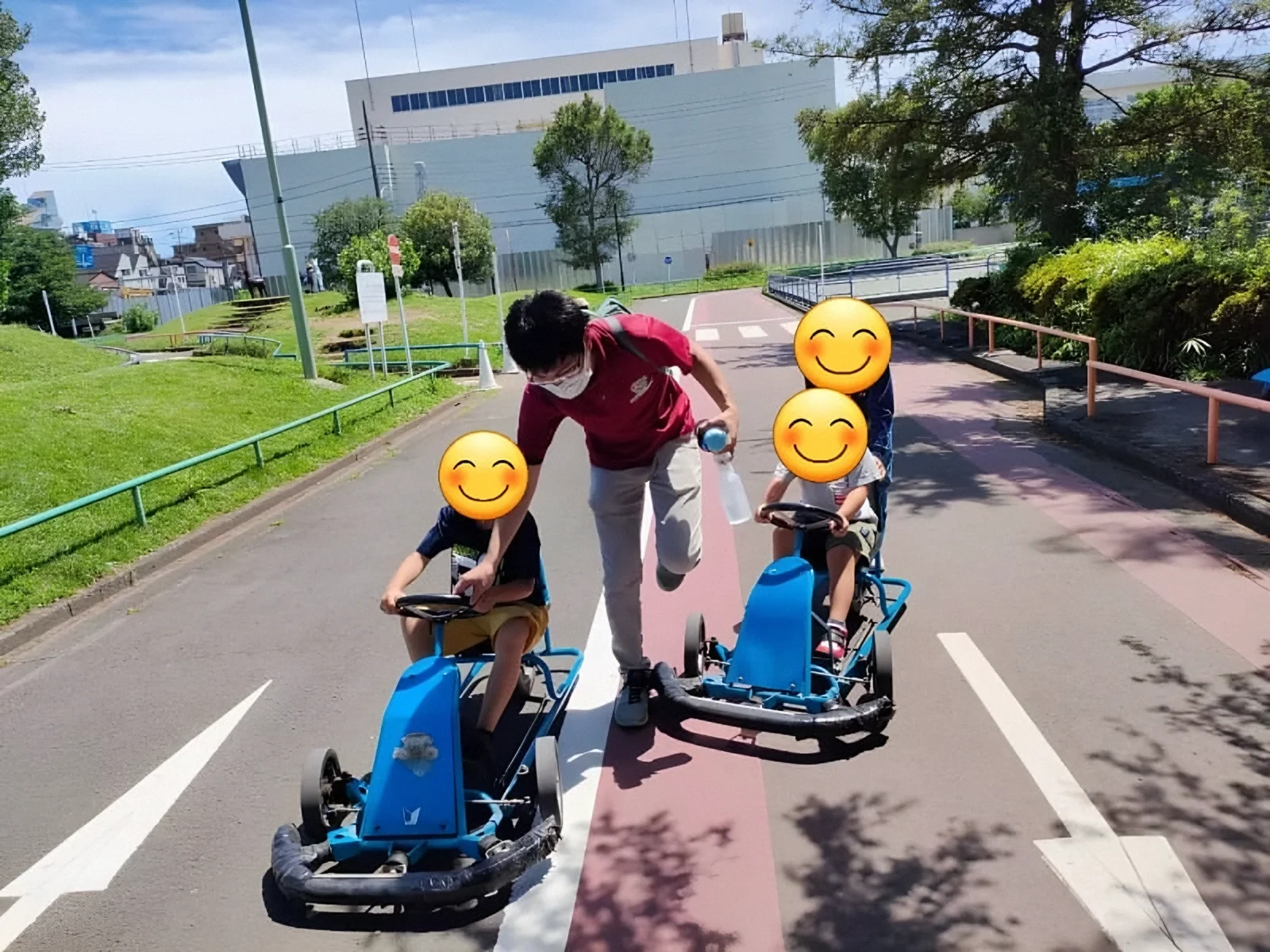ゴーカートに挑戦する子どもたちと職員